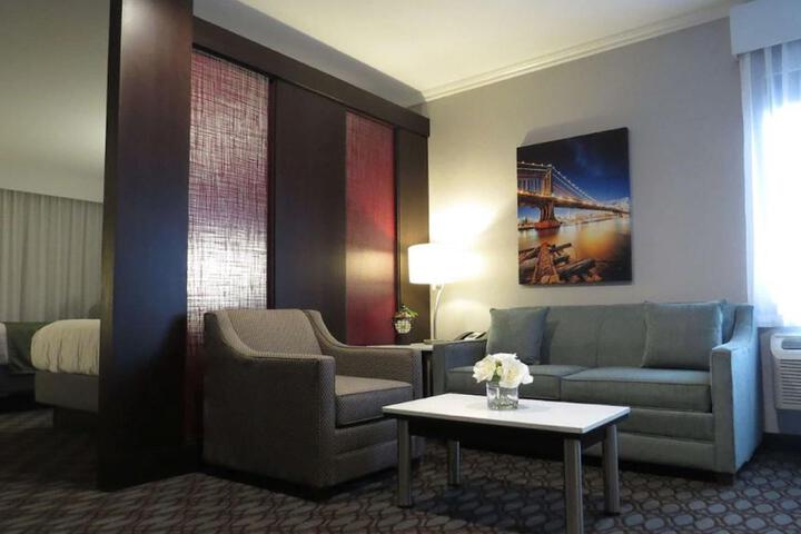 Suite 1 King Bed Sofa Bed 2 Flat Screen Tvs Separate Living Area Work Desk Microwave, Refrigerator (12 of 17)