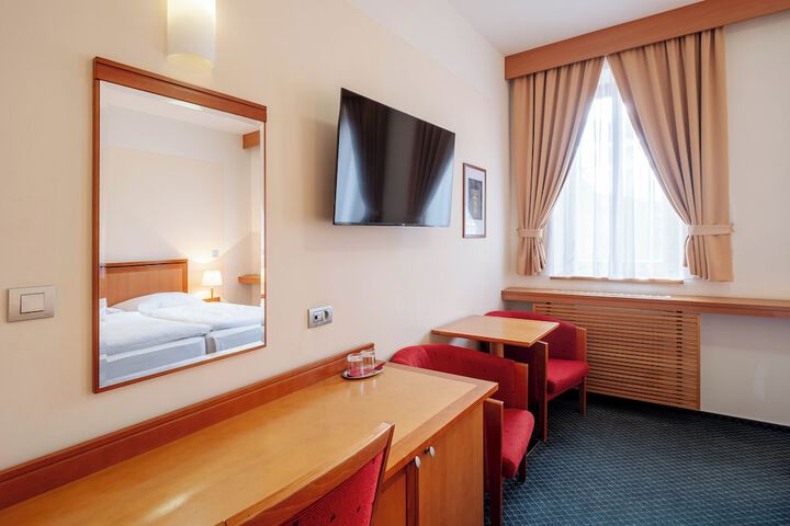 Room 8 of 77