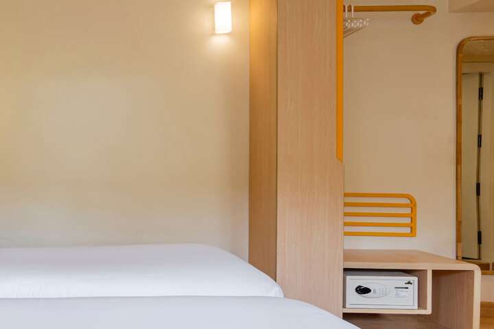 Room 12 of 26