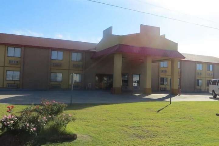 Exterior of Econo Inn and Suites