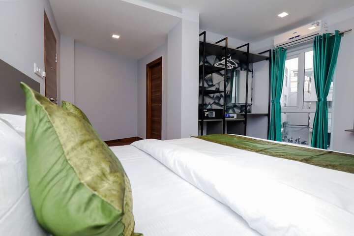 Room 13 of 37