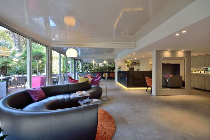 Guest Lobby