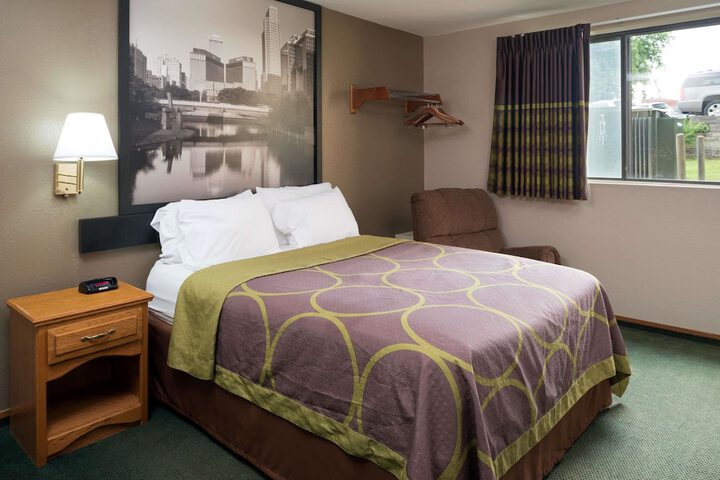 1 Queen Bed (4 of 8)