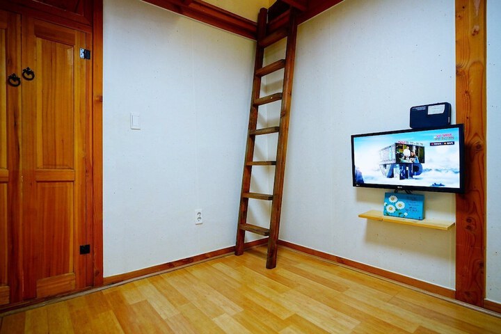 Room 17 of 38