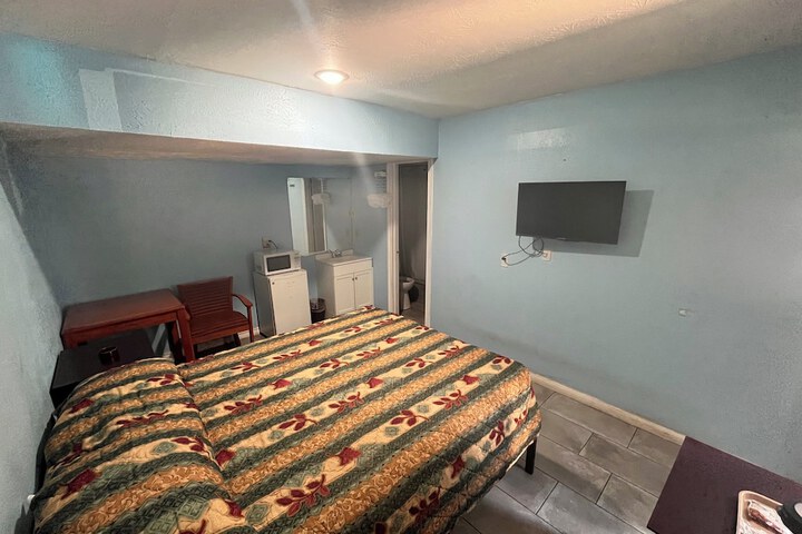 Room 9 of 11