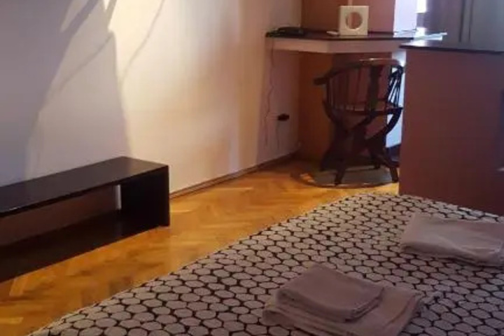 Room 6 of 10