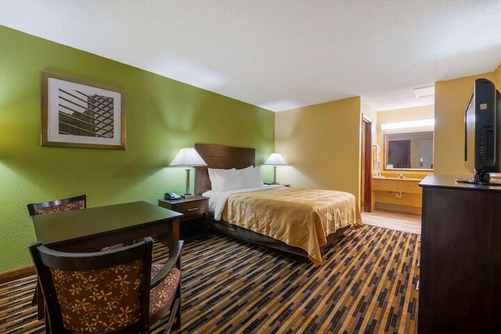 1 Queen Bed (9 of 13)