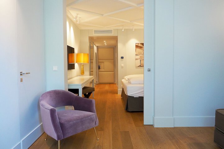 Room 42 of 77