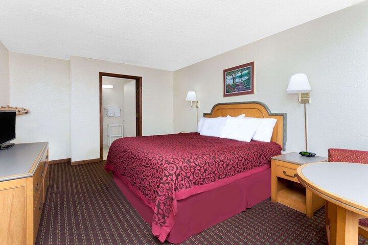 1 Queen Bed Mobility Accessible (2 of 4)