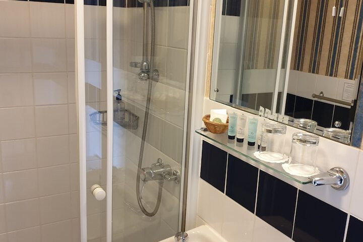 Room 152 of 184