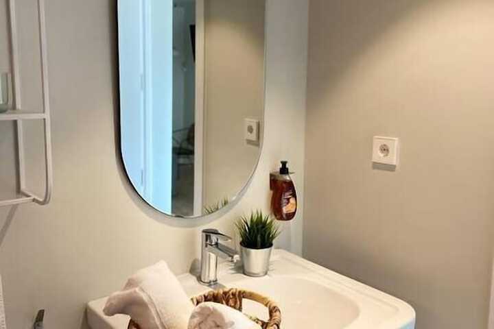 Room 6 of 8