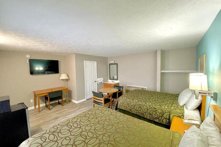1 Queen Bed (8 of 9)