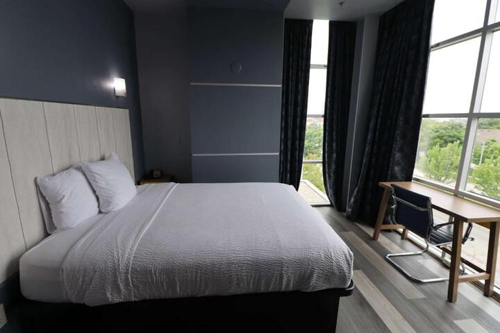 1 Queen Bed (14 of 26)