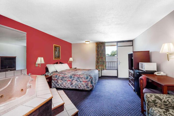 1 King Bed (5 of 10)