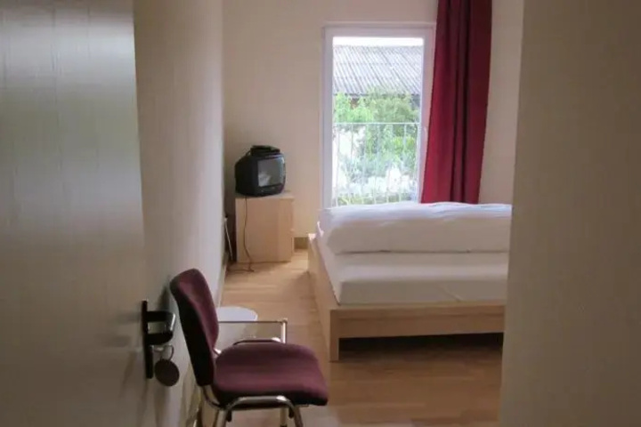 Room 9 of 10