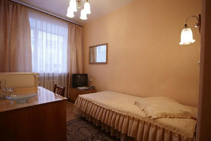 Room 4 of 8