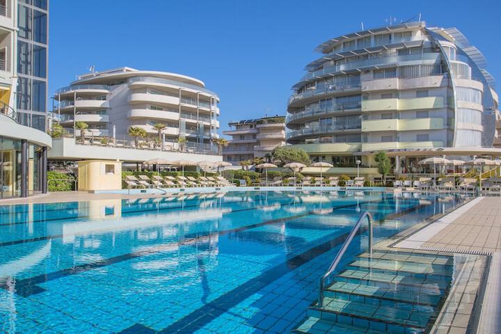 Hotel Pool