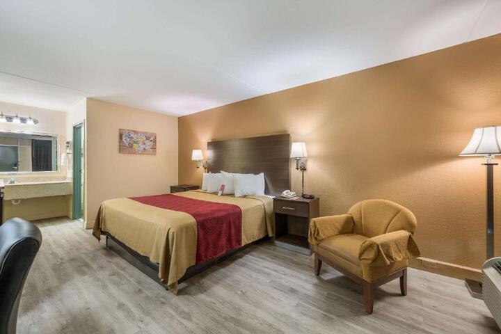 1 King Bed (6 of 10)