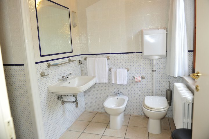 Room 8 of 33