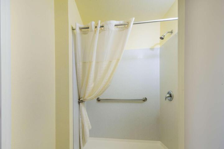 1 King Bed (2 of 8)