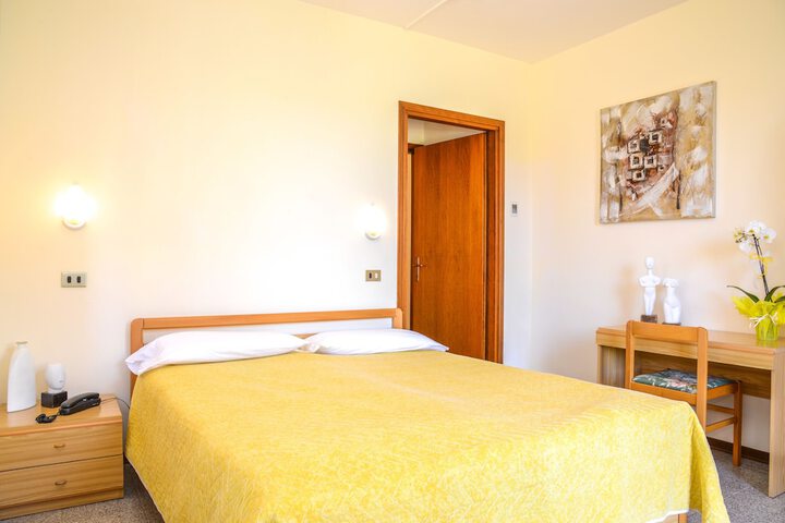 Room 5 of 37
