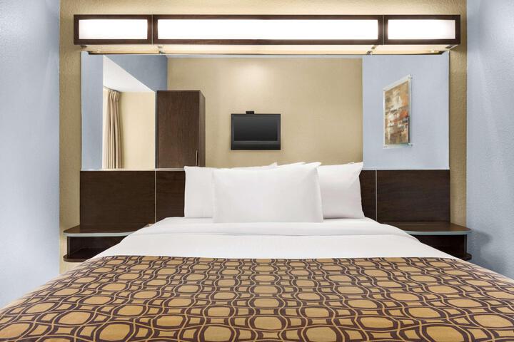 1 Queen Bed (20 of 27)