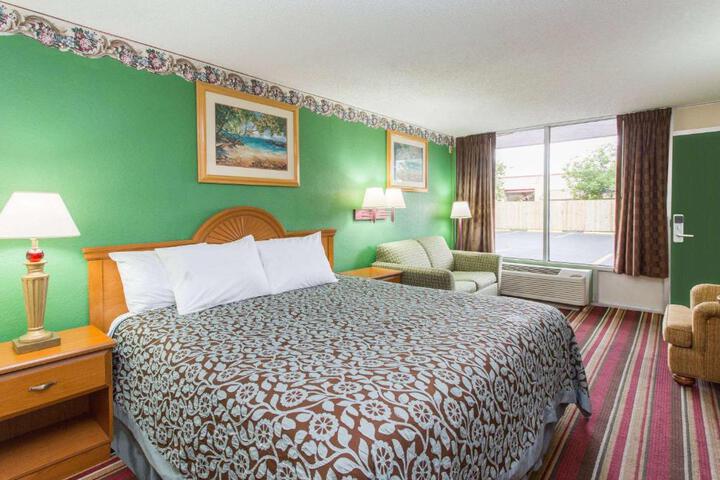2 Queen Beds (1 of 10)