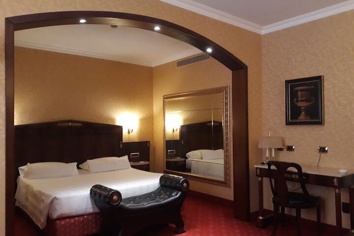 Room 7 of 28