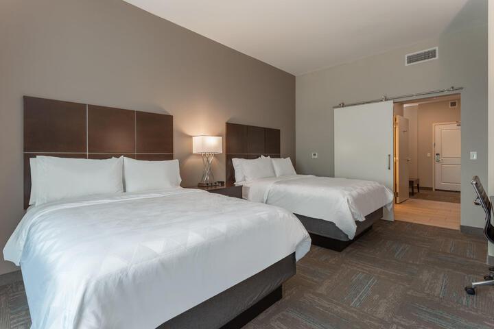2 Queen Beds (7 of 11)