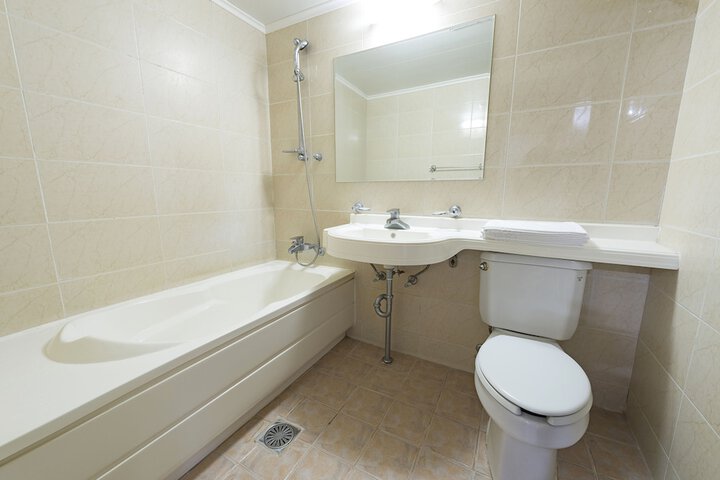 Room 14 of 32
