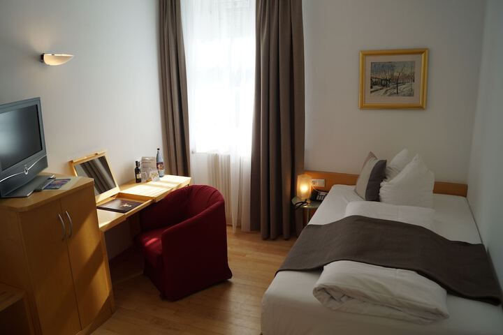 Room 8 of 24