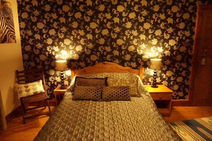 Room 6 of 12