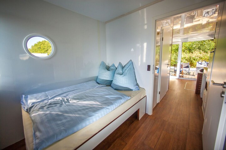 Room 4 of 63