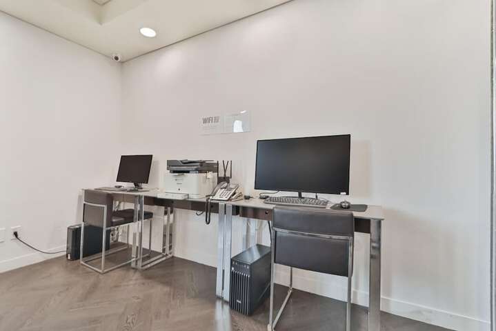 Business Center 72 of 75