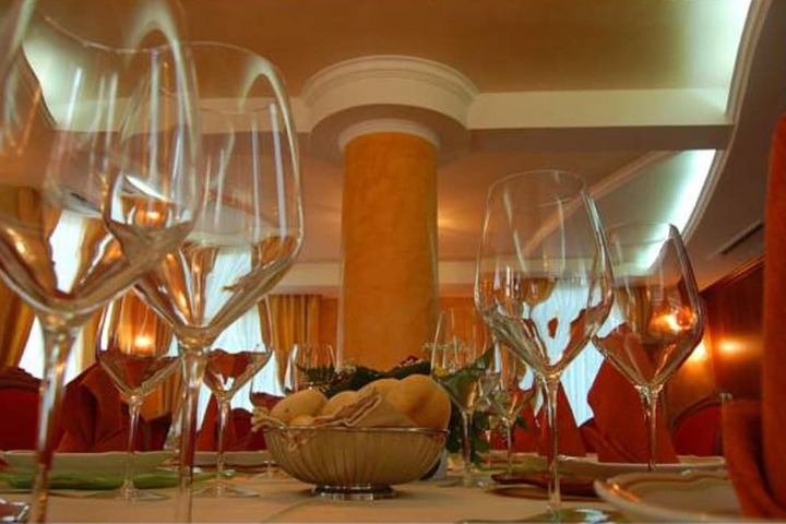Dining 33 of 52
