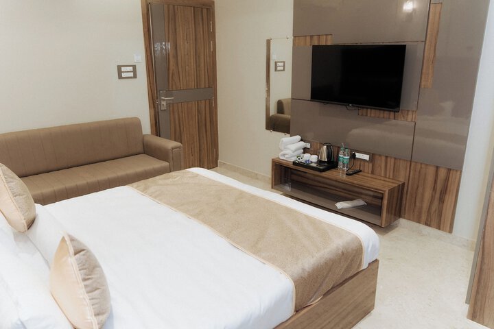Room 6 of 14