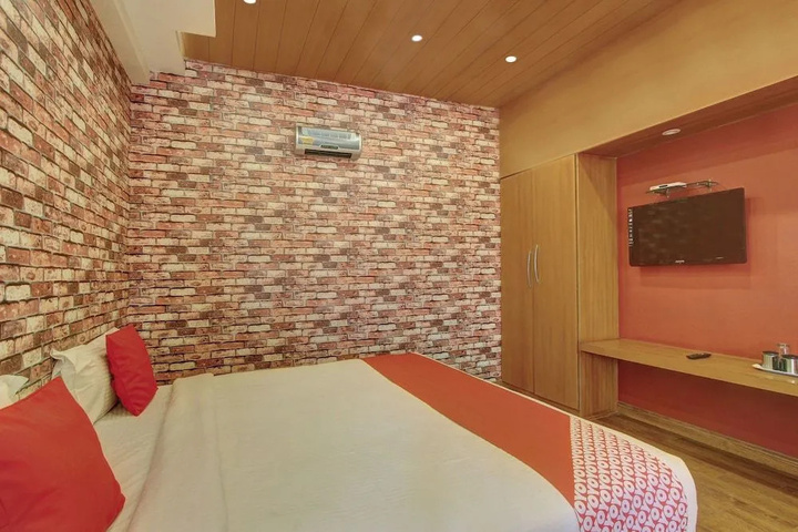 Room 4 of 15