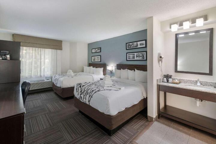 Double Accessible Queen Size Bed (7 of 10)