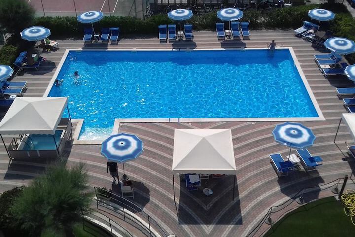 Pool 20 of 52