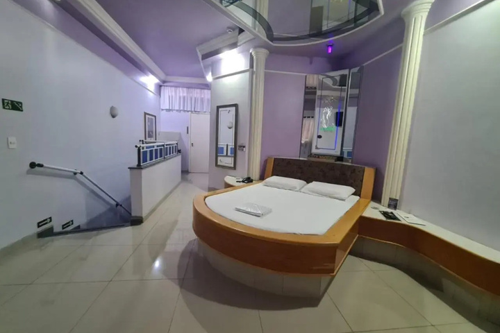 Room 9 of 10