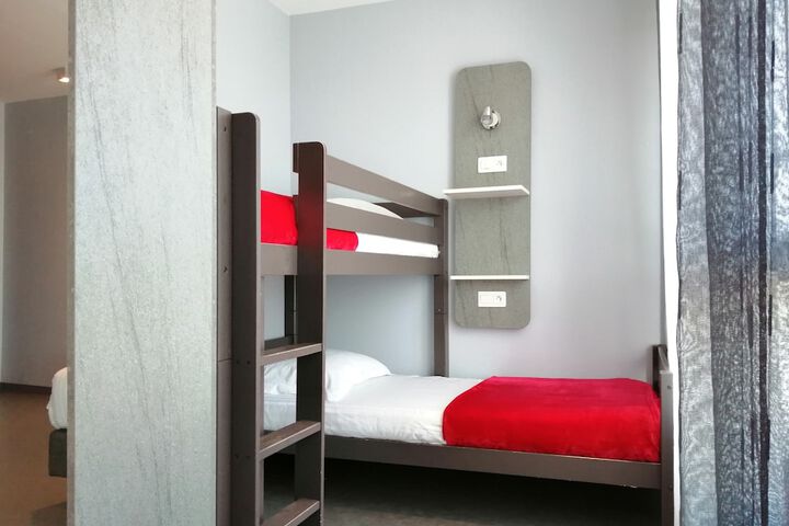Room 13 of 33