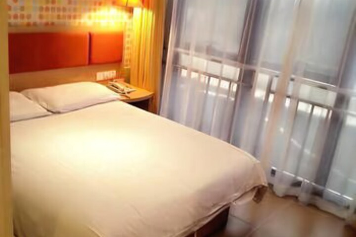 Room 6 of 8