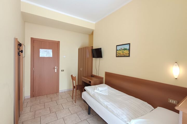 Room 10 of 32