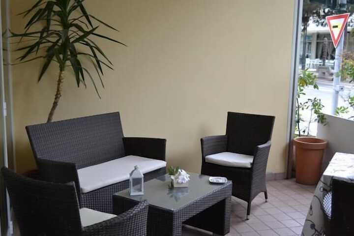 Lobby lounge