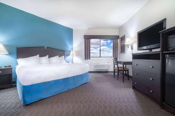 1 King Bed (1 of 24)