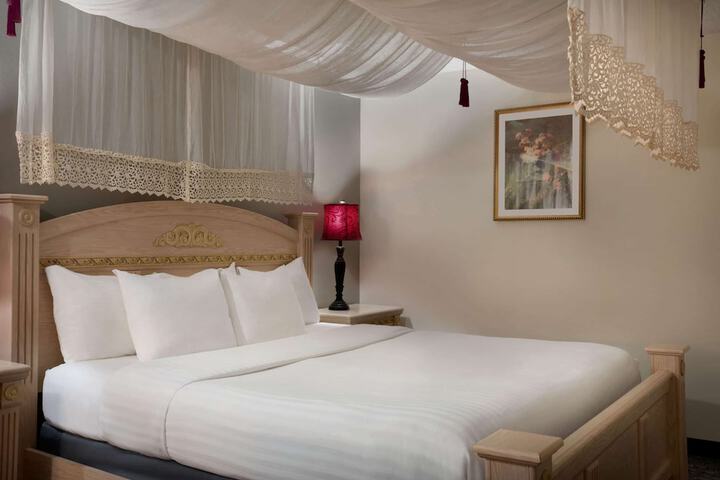 1 King Bed Classic Room (4 of 20)