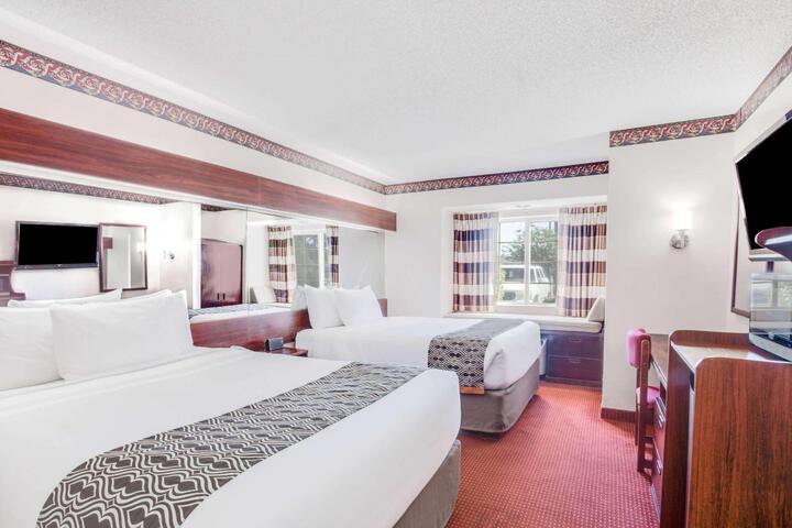 1 Queen Bed Accessible Room (5 of 11)