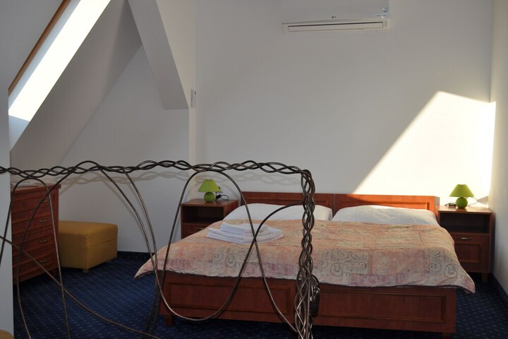 Room 6 of 31