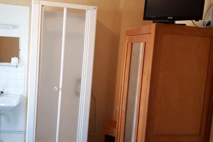 Room 9 of 40