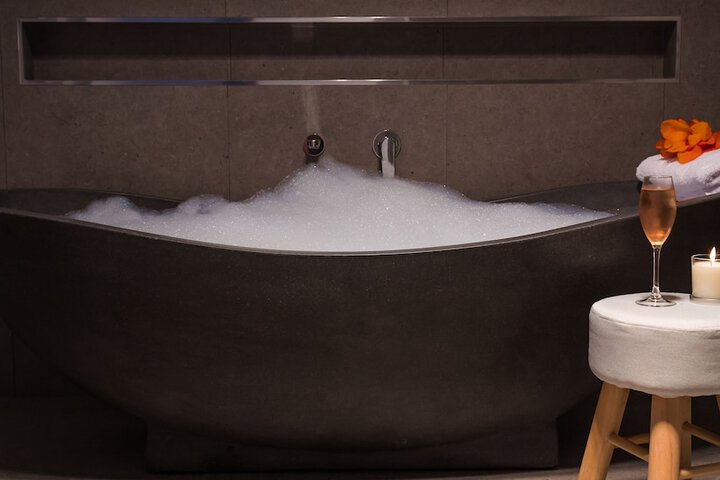 Deep soaking bathtub